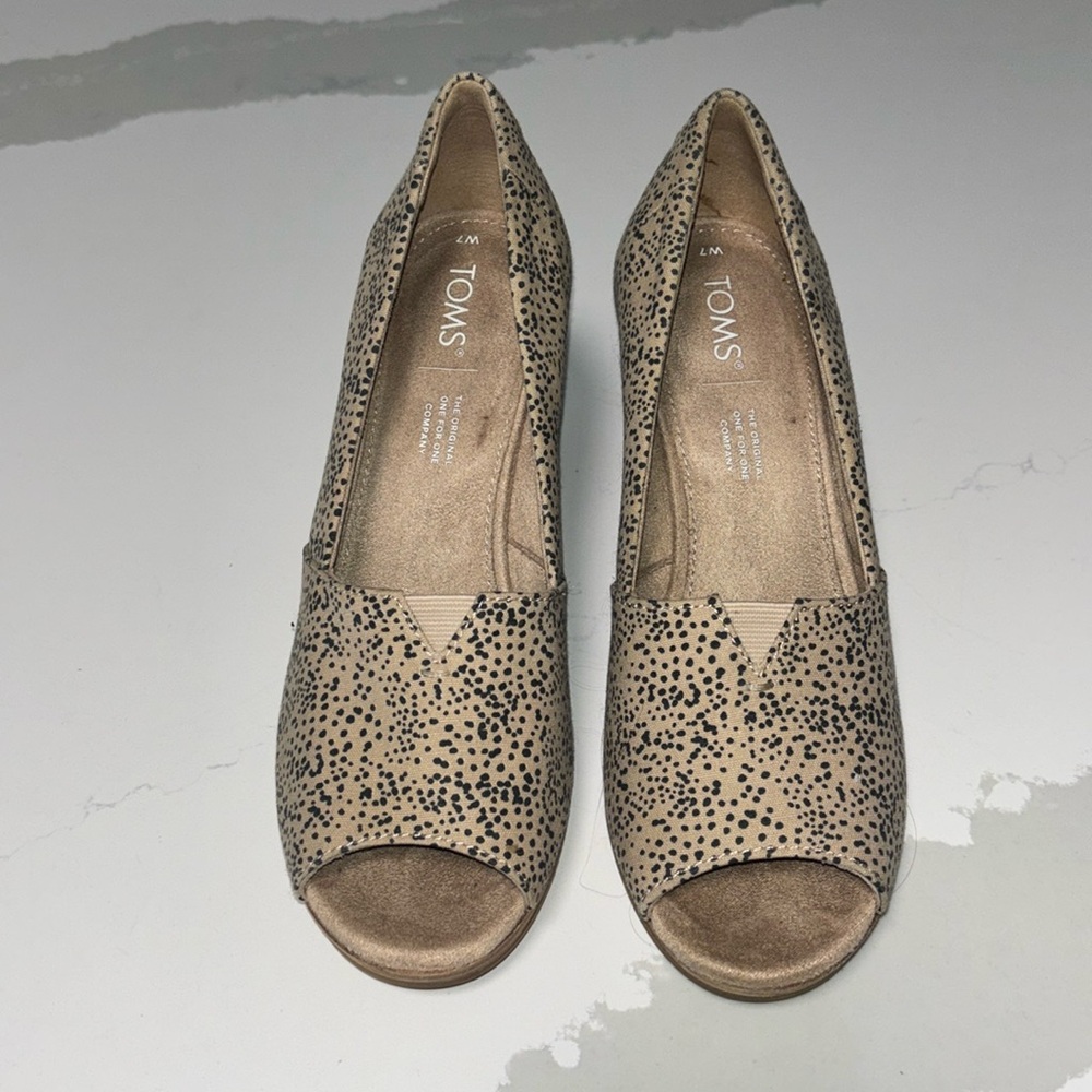 EUC TOMS Espadrille Peeptoe Wedges 7 Tan Spotted Leopard